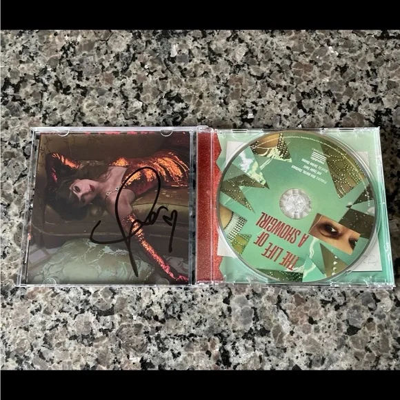 Taylor Swift Signed CD - Picture 2 of 3